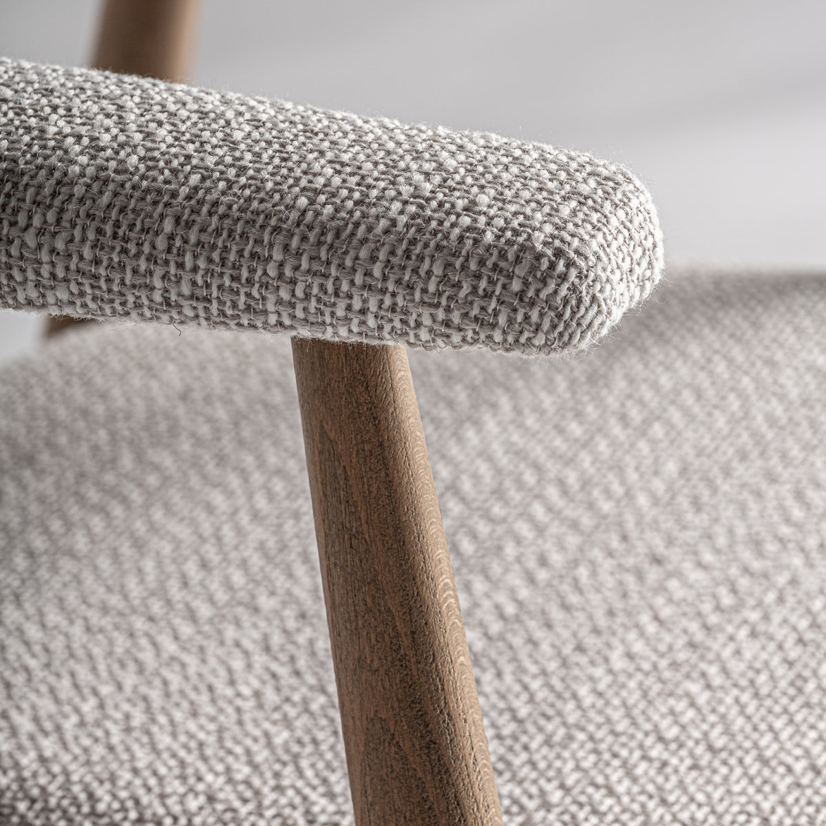 Detalle de la pata del taburete en madera natural, acabado lijado fino artesanal.