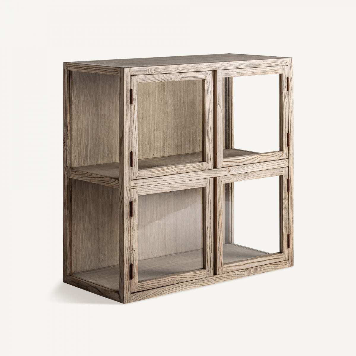 Vitrina Masein vista en ángulo mostrando profundidad y detalle del diseño en madera natural.