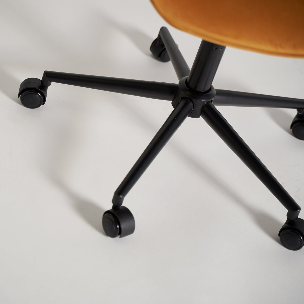 Primer plano del brazo y costura del tapizado de la silla Blere en polipiel mostaza - boutique_interiorismo - vical