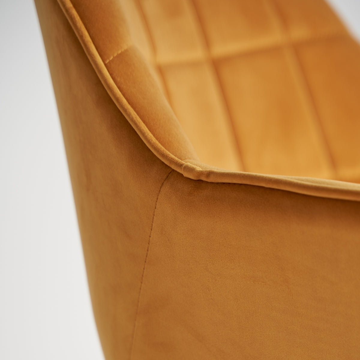 Detalle de la base con ruedas negras de la silla Blere, estructura resistente de acero - boutique_interiorismo - vical