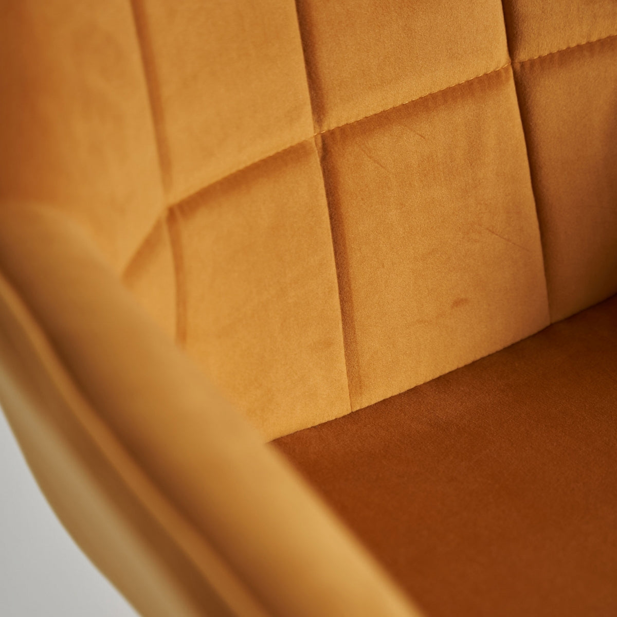Detalle del tapizado en cuadrícula de la silla Blere en tono mostaza elegante - boutique_interiorismo - vical