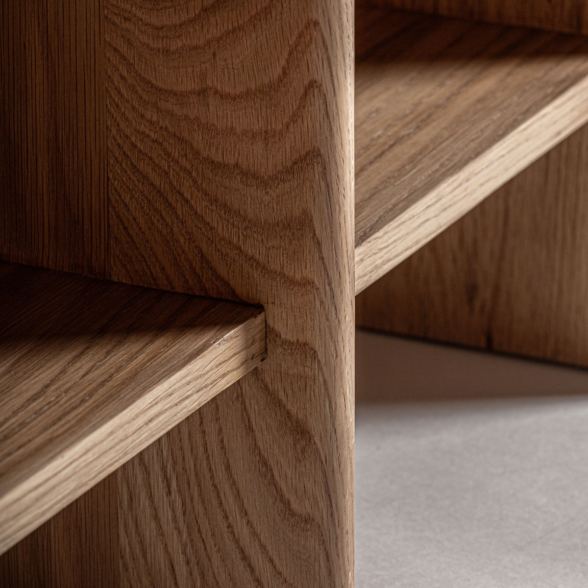Detalle de ensamblaje en madera de roble con veta visible, acabados artesanales y estructura simétrica